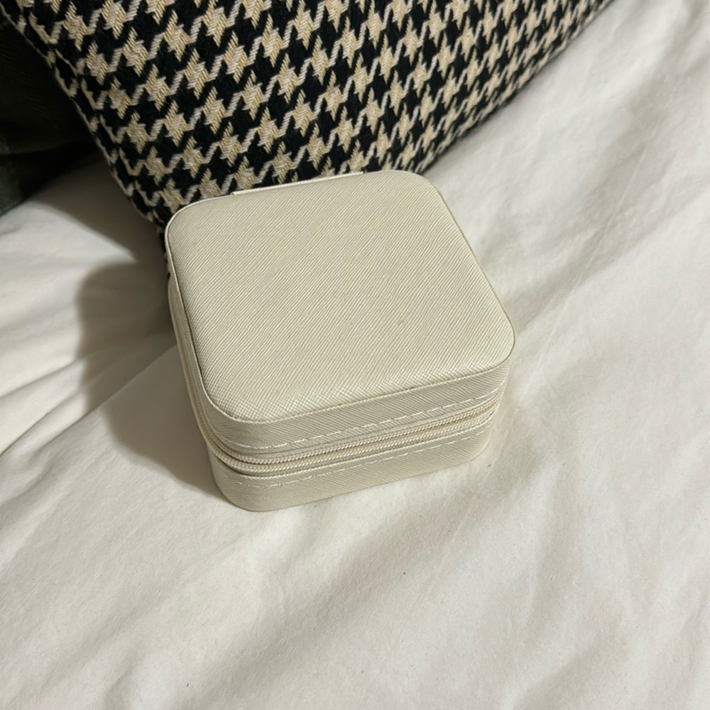 Travel jewerly holder